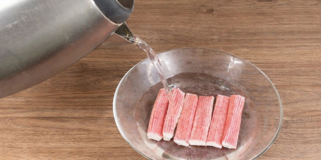 Заливаю крабовые палочки кипятком и получается настоящий деликатес за копейки. Повар из дорогого ресторана научил