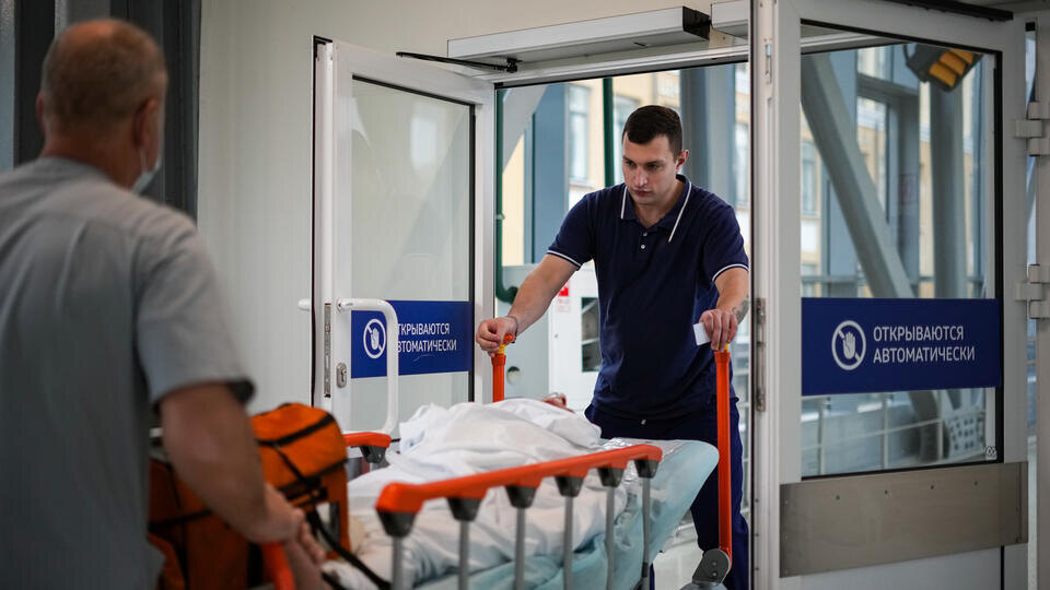     Дебоширы избили юношу, открывшего стрельбу на остановке в центре Москвы ИЗВЕСТИЯ/Сергей Лантюхов