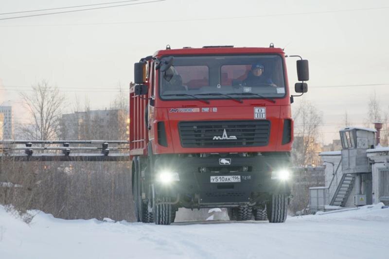    Фото в материале предоставлены пресс-службой «ВИЗ-Стали» / Автомобиль МАЗ