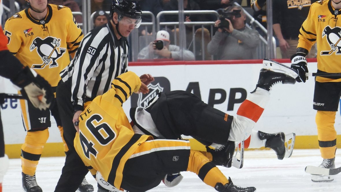    Матвей Мичков дерется с Блэйк Лизотт в матче «Питтсбург» — «Филадельфия».Imagn Images USA Today Sports