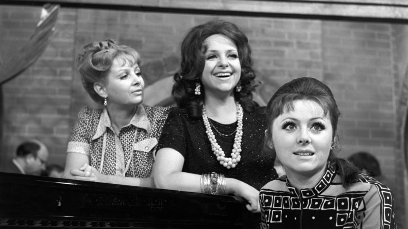     Актрисы Валентина Шарыкина в роли пани Зоси, Ёла Санько в роли пани Ванды и Наталья Селезнёва в роли пани Катарины (слева направо) — на съёмках одного из выпусков развлекательной телевизионной передачи «Кабачок 13 стульев» Legion-Media Виталий Созинов/ТАСС