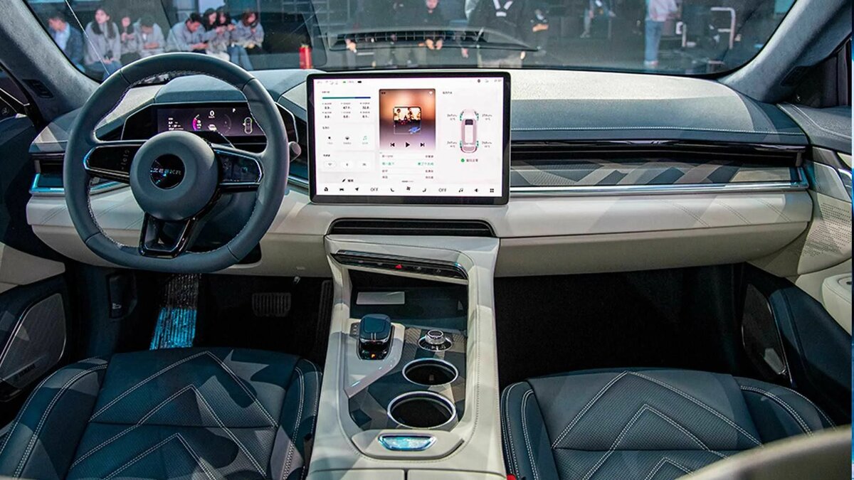 Ключевые показатели: остаток заряда и прогнозируемый пробег с учетом
температуры.