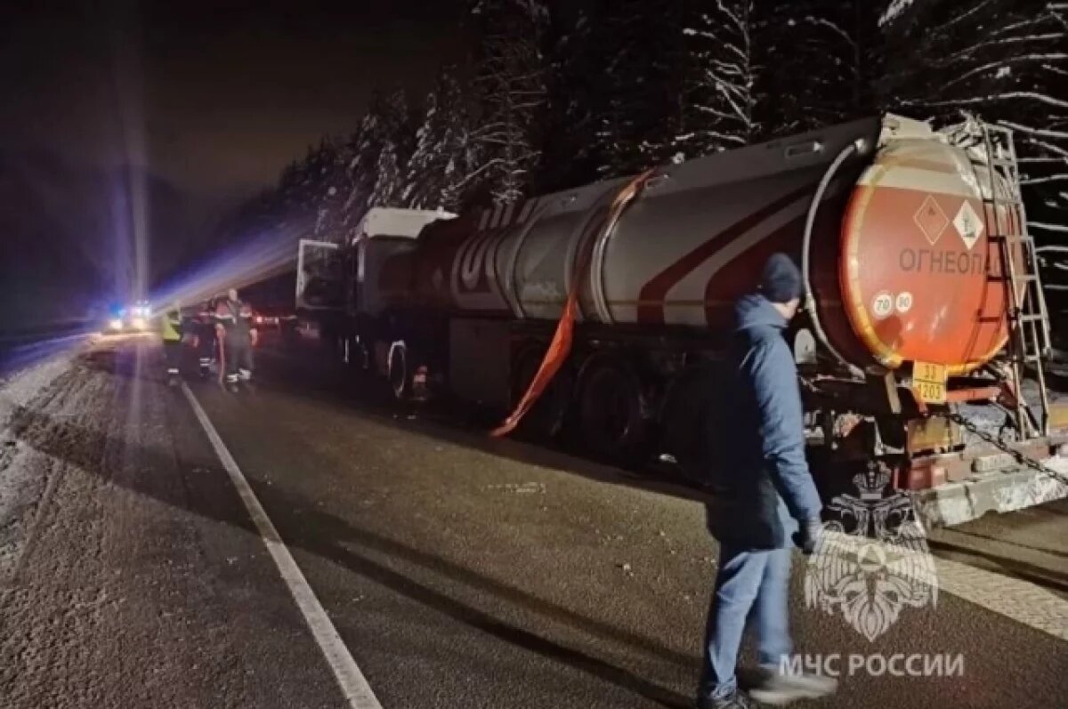    В Тихвинском районе перевернулась цистерна с бензином