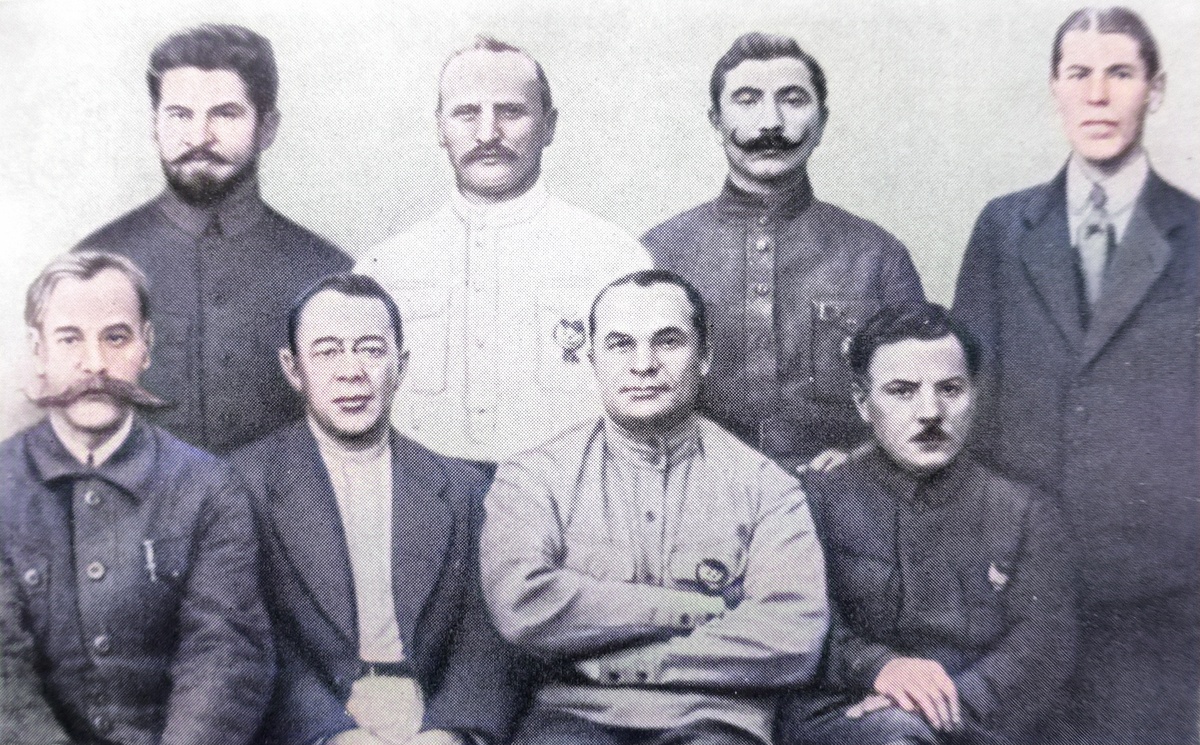 Командиры Первой Конной армии в Полевом штабе РККА (слева направо): сидят Каменев С. С., Гусев С. И., Егоров А. И., Ворошилов К. Е., стоят Лебедев П. П., Петин Н. Н., Будённый С. М., Шапошников Б. М.
Фото, 1920 г.