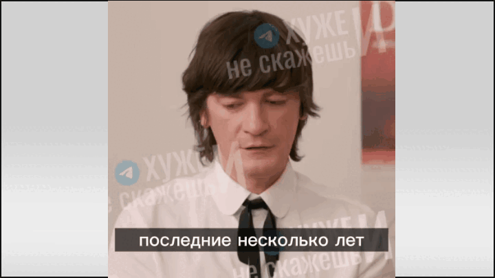 Глядя на то, как старательно жалуется комик, ему всё меньше хочется верить. GIF видео ТГ-канала "Хуже и не скажешь"