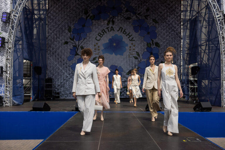    Показ на фестивале «Свята льну» в Минске. Фото: архив предприятия «Торжокские золотошвеи».