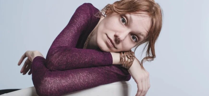    Вера Ивановна Алёнушкина — журналист, кинокритик и актриса, работающая практически со всеми СМИ. В настоящее время она учится режиссуре в киностудии «Мастерская Павла Лунгина». В интервью для сайта Школы журналистики имени Владимира Мезенцева при Центральном доме журналиста Вера Алёнушкина рассказала о профессии киножурналиста и кинокритика. Анна Пакова