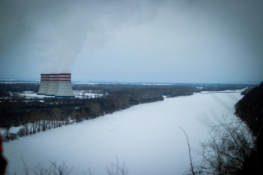 Река Томь на Кузбасе, вид на градирни ГРЭС