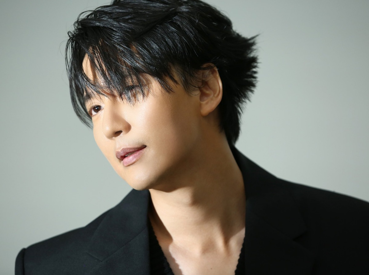 Ким Нам Гиль — южнокорейский актёр, музыкант и режиссёр, известный своими яркими ролями в дорамах и фильмах. 