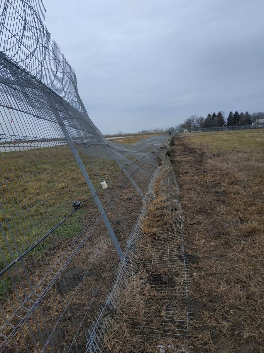 Пришедшее в негодность ограждение одного из российских аэродромов