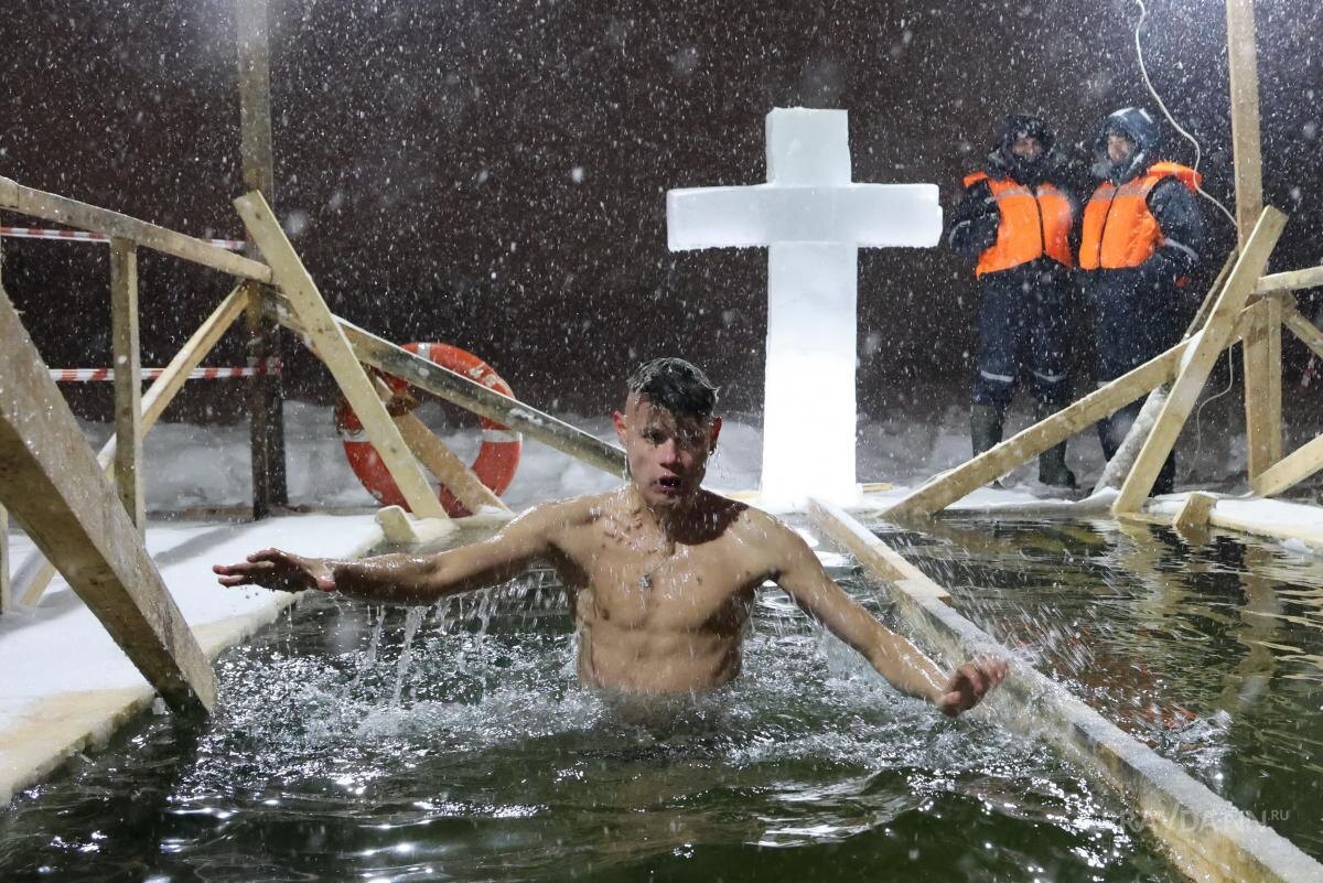    Мужчины проявляют больше рвения в следовании традиции крещенских купаний