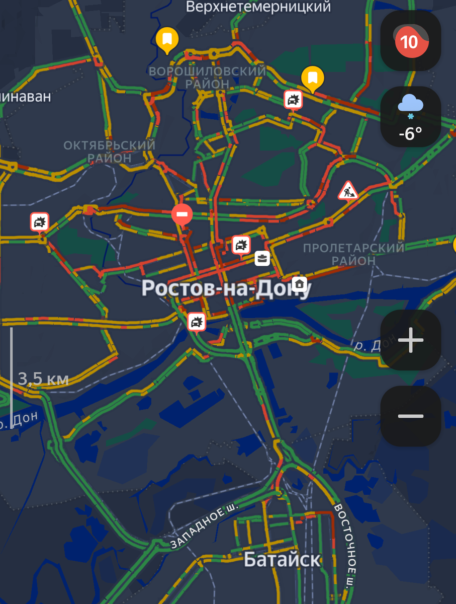 Из-за сильного снегопада весь город встал в пробках. И ещё были массовые аварии.