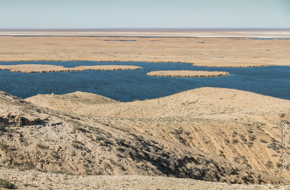 Вид от сторожевой башни на мысе Урга через озеро Каратеренг на противоположный берег бывшего Айбугирского залива Аральского моря