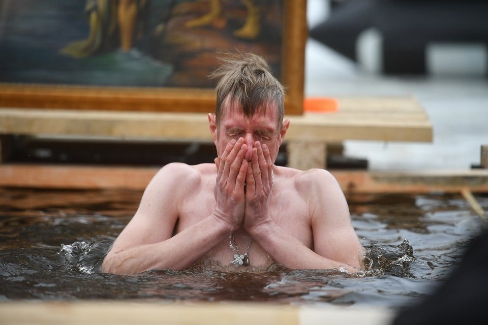    Терапевт предупредил о возможных рисках во время купания в Крещенских купелях. Алексей БУЛАТОВ