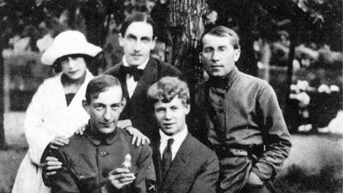 Сидят: Вадим Шершеневич,Сергей Есенин. Стоят: Фанни Шеришевская, Анатолий Мариенгоф, Иван Грузинов. 1919