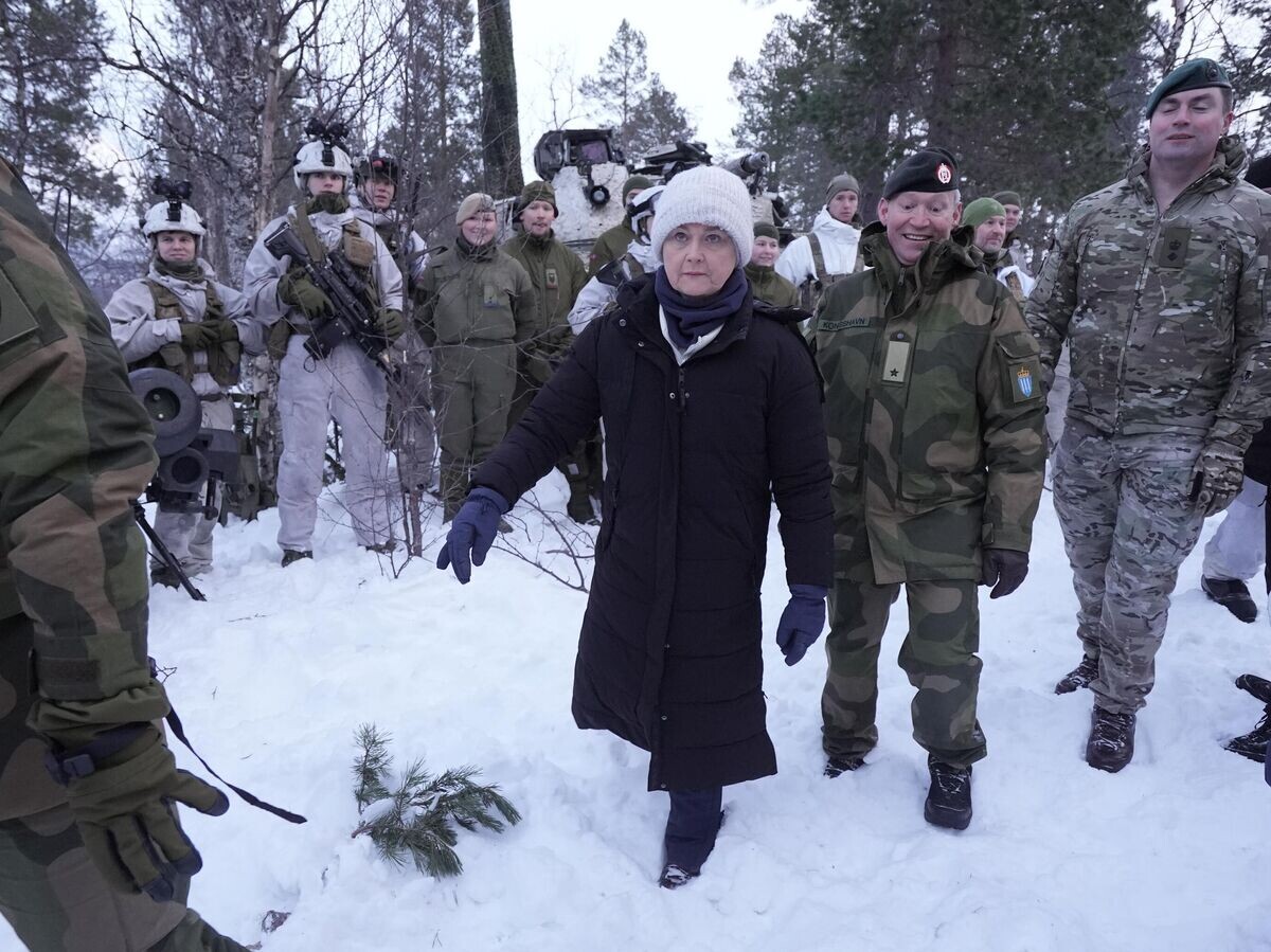    Министр иностранных дел Великобритании Иветт Купер на полигоне Маукен недалеко от лагеря Camp Viking в Норвегии | © REUTERS / PA/Stefan Rousseau
