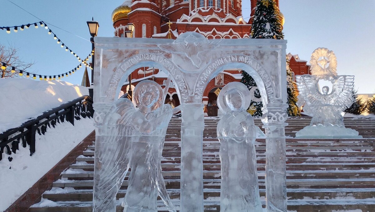    Композиция с ангелами на паперти Свято-Михайловского собора   Евгений Кандаков / udm-info.ru