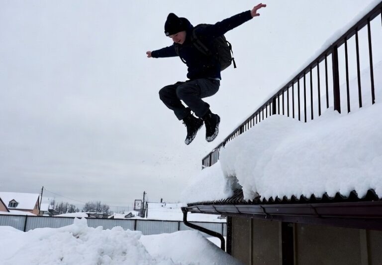    В Кувандыке подросток упал на стекло после прыжка в сугроб Оренбуржье