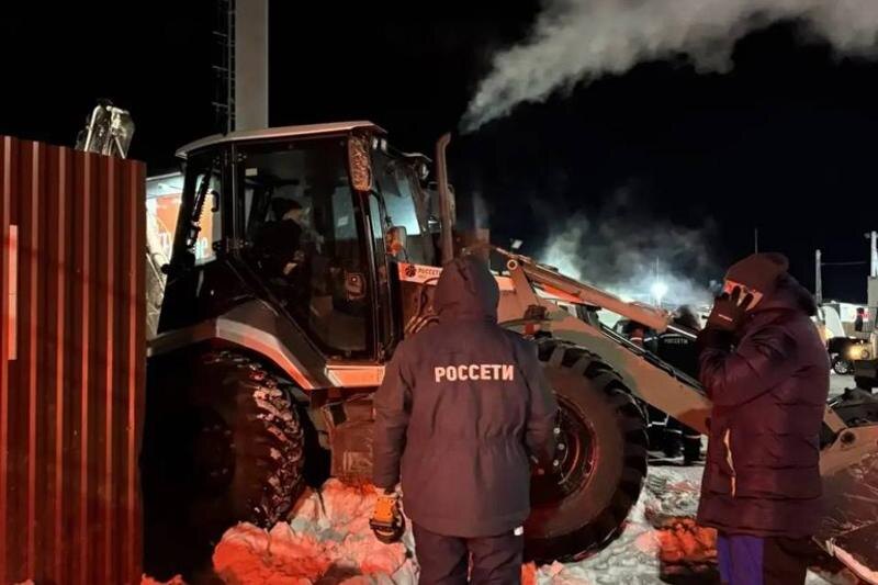    Фото в материале предоставлены пресс-службой компании «Россети Урал» / Энергетики на месте аварии