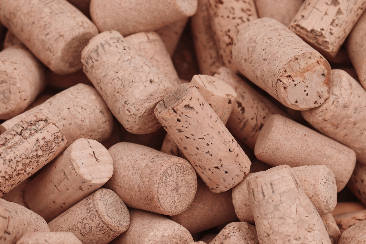 Пробка — идеальный материал для новогодних бутылок