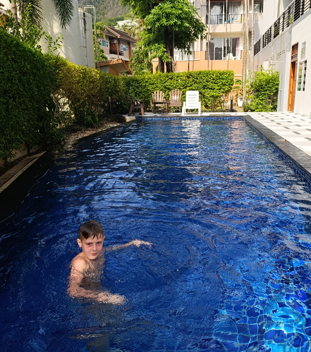 Бассейн на территории отеля. 