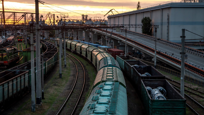 Фото: https://ru.freepik.com/free-photo/view-from-railway-bridge-freight-trains-sunset_11912915.htm#