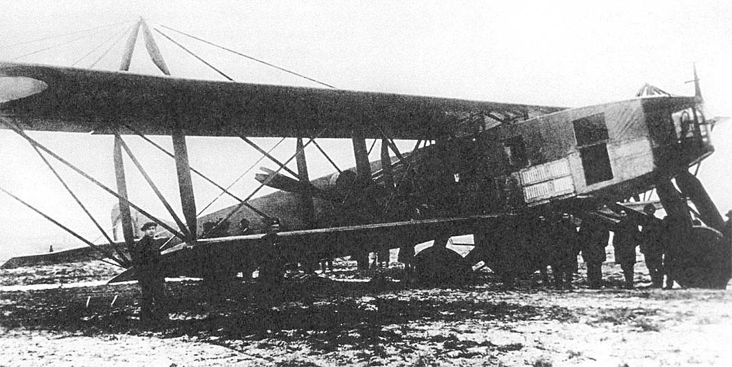 Построенный под руководством инженера В.А. Слесарева на заводе «Акционерное общество воздухоплавания В.А. Лебедева» большой аэроплан «Святогор» сразу после аварии на первой рулежке 20 (7 по старому стилю) ноября 1916 г. 