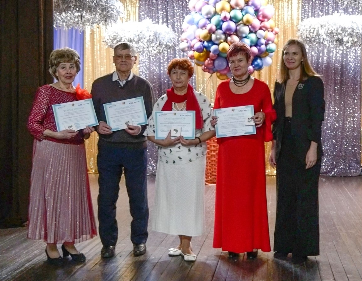 Награды "серебряным" волонтерам.