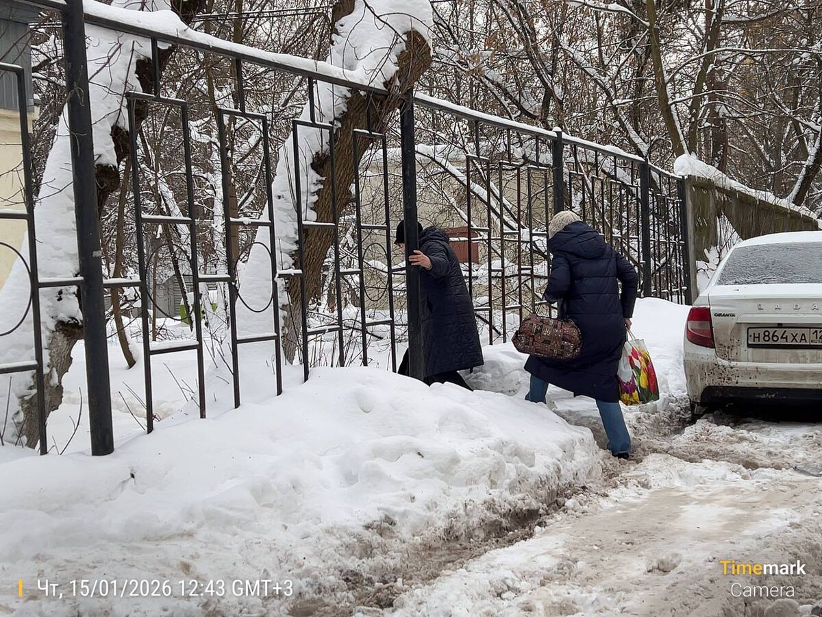 Вход через дыру забора в Химкинскую больницу на Ленинском проспекте.