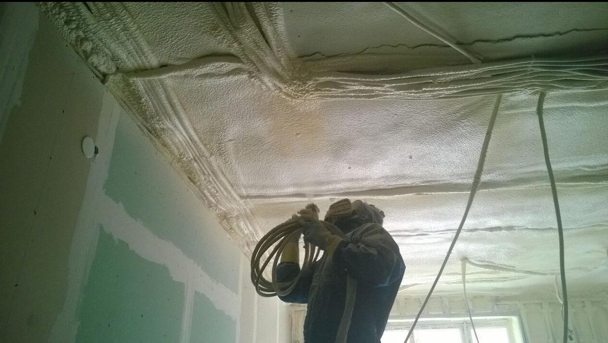 Монолитное утепление потолка в доме от Подрядчика ППУ 