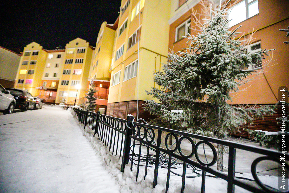 Чистые фасады: новые правила благоустройства запрещают вешать провода на стены домов и деревья