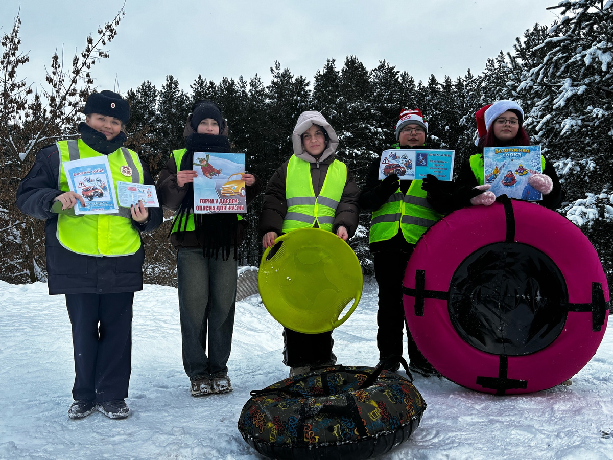 С.М. Панфилова и балахнинские школьники проводят профилактическую акцию «Засветись!».