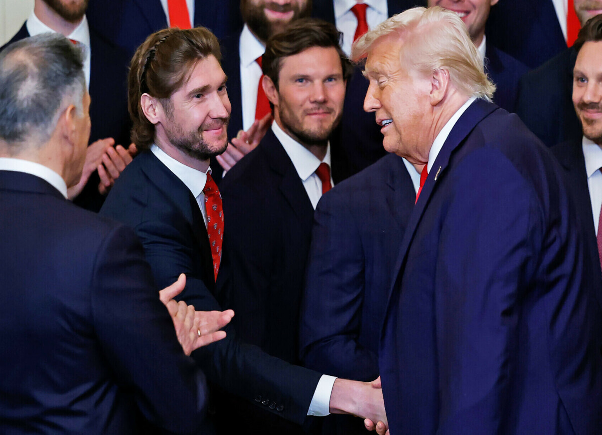     Трамп назвал Бобровского «легендарным» вратарем