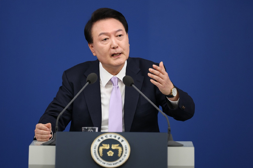     Юн Сок Ёль    
Фото: EPA / TASS