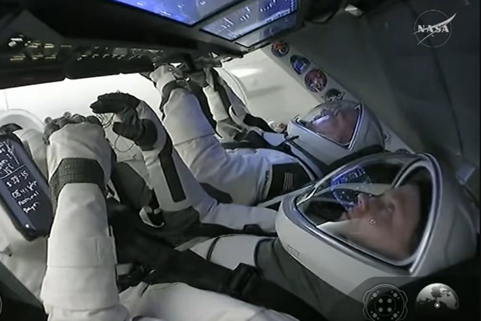    Астронавты на борту спускаемого аппарата. Фото: официальный сайт NASA.