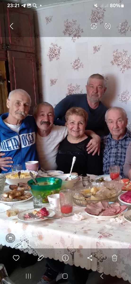 Фото-скрин из семейного альбома. Я с братьями и мужем. Лет пять назад в старом  родительском доме. Собрались  пообщаться, вспомнить родителей, детство...