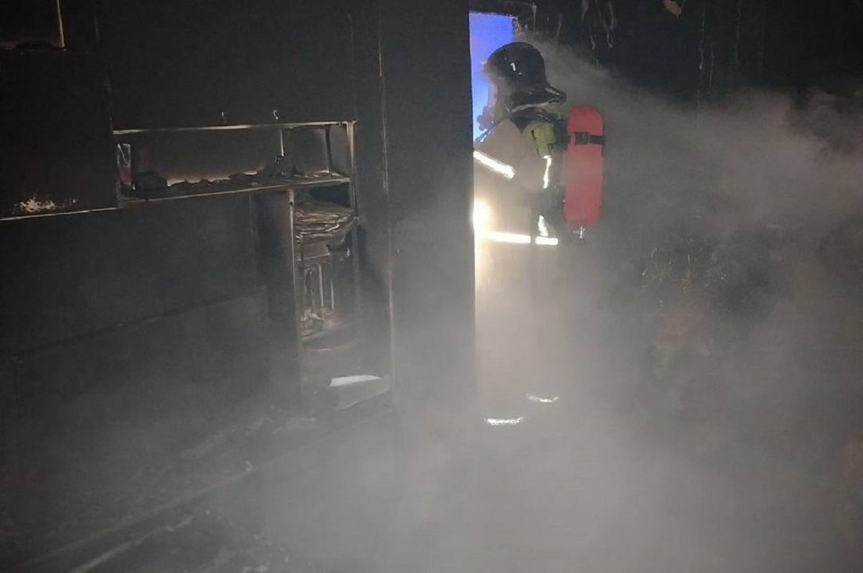    Огонь повредил стены и имущество в квартире. Фото: МЧС Кемеровской области - Кузбасса