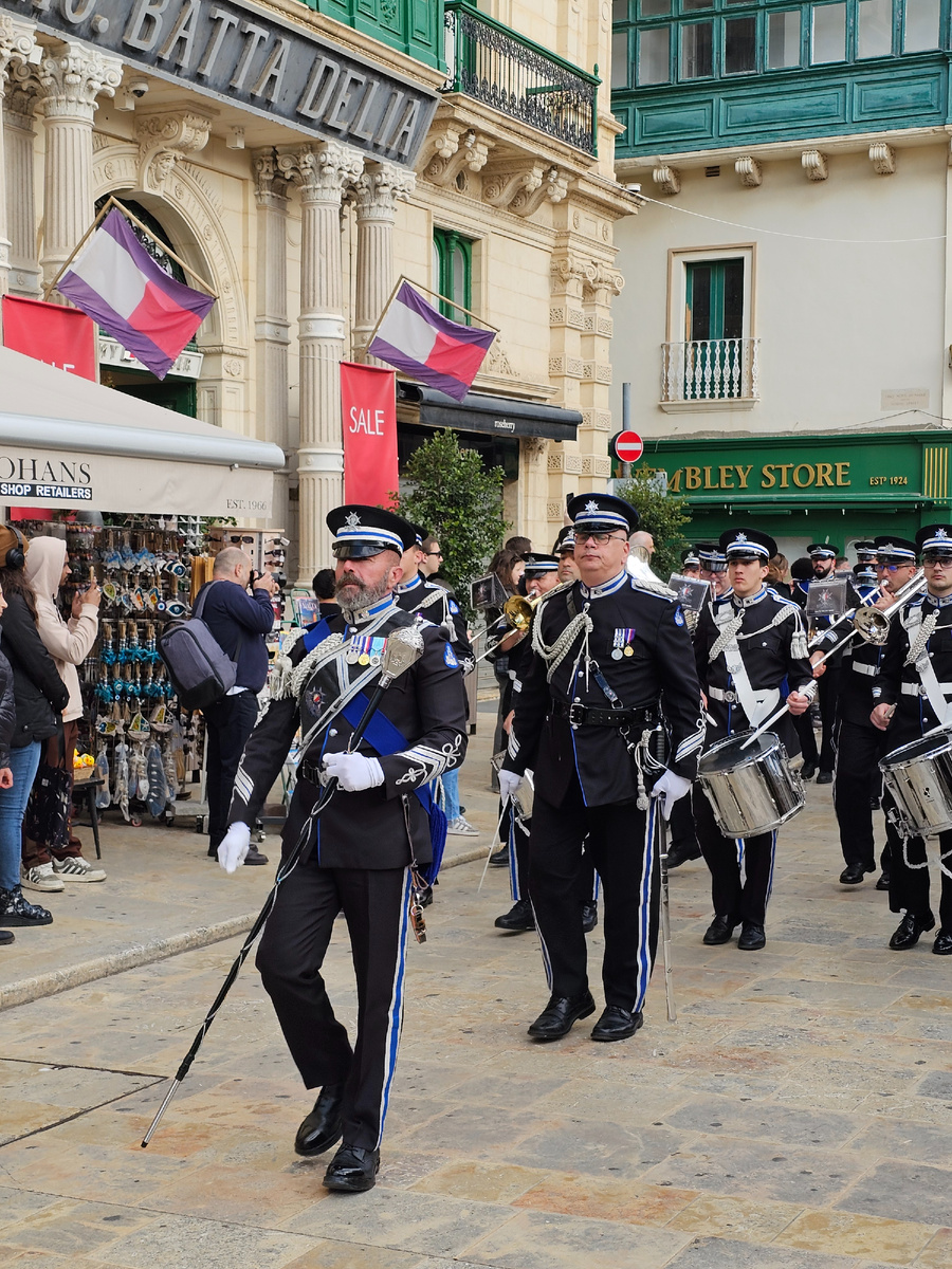 Тамбурмажор идёт первым, однако, леопард ему не полагается 