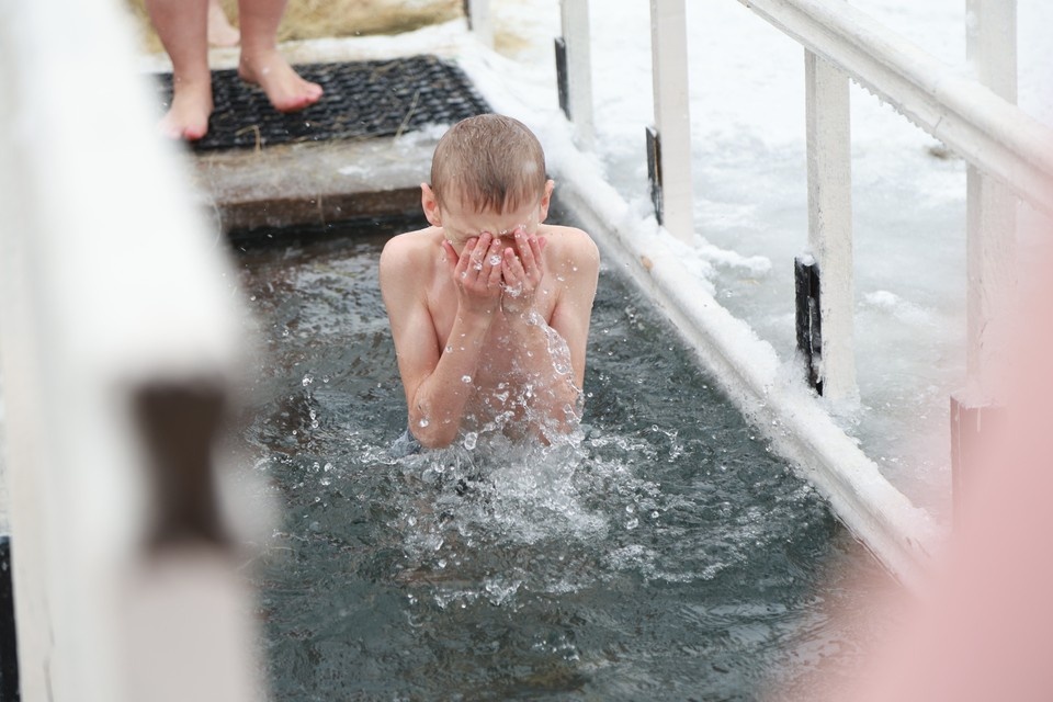    Новосибирские спасатели порекомендовали воздержаться от купания маленьких детей в купелях. Олег УКЛАДОВ