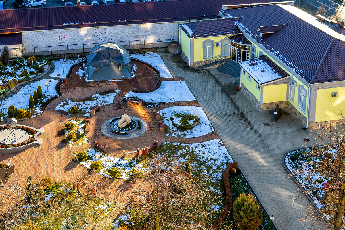 Территория и здание Республиканской естественно-математической школы в Майкопе. Сфотографировали ее сверху, с балкона съемной квартиры