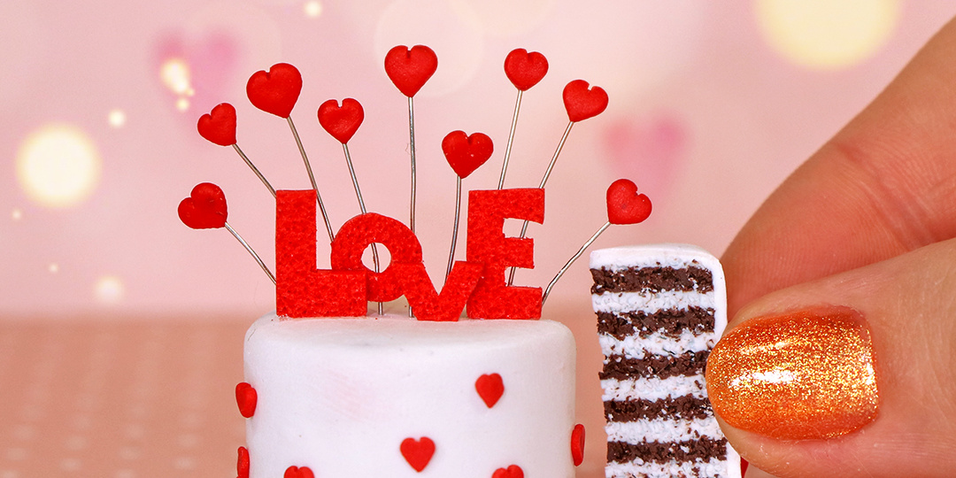 Миниатюрный торт ко Дню Святого Валентина из полимерной глины