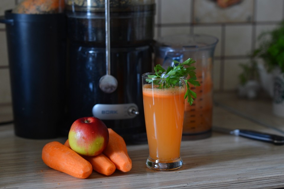    Диетолог рассказала, что употребление свежевыжатого сока может быть опасно для здоровья. Олег РУКАВИЦЫН