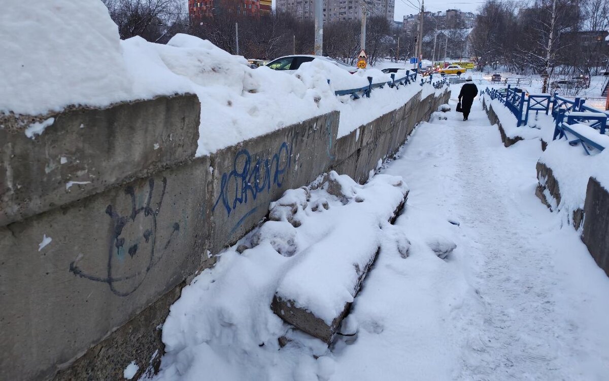    «Пока не придавит – не починят»: жители Ижевска жалуются на разрушение подпорной стены на ул. Авангардной