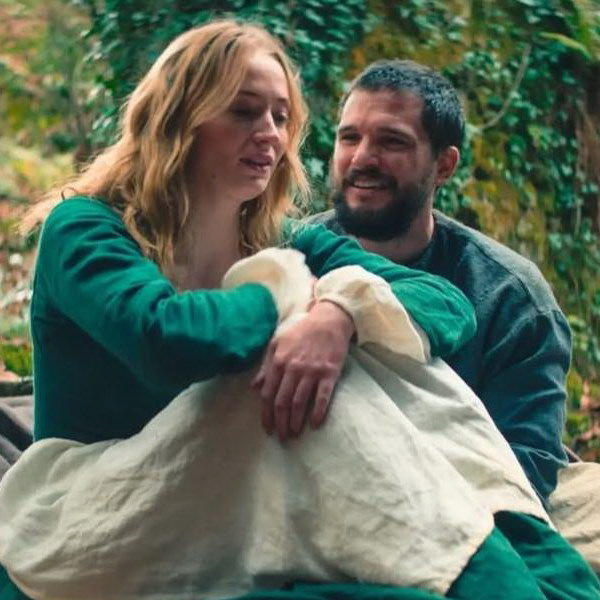     Софи Тёрнер и Кит Харингтон влюбляются и выживают в средневековой Англии в трейлере «Проклятого рыцаря»