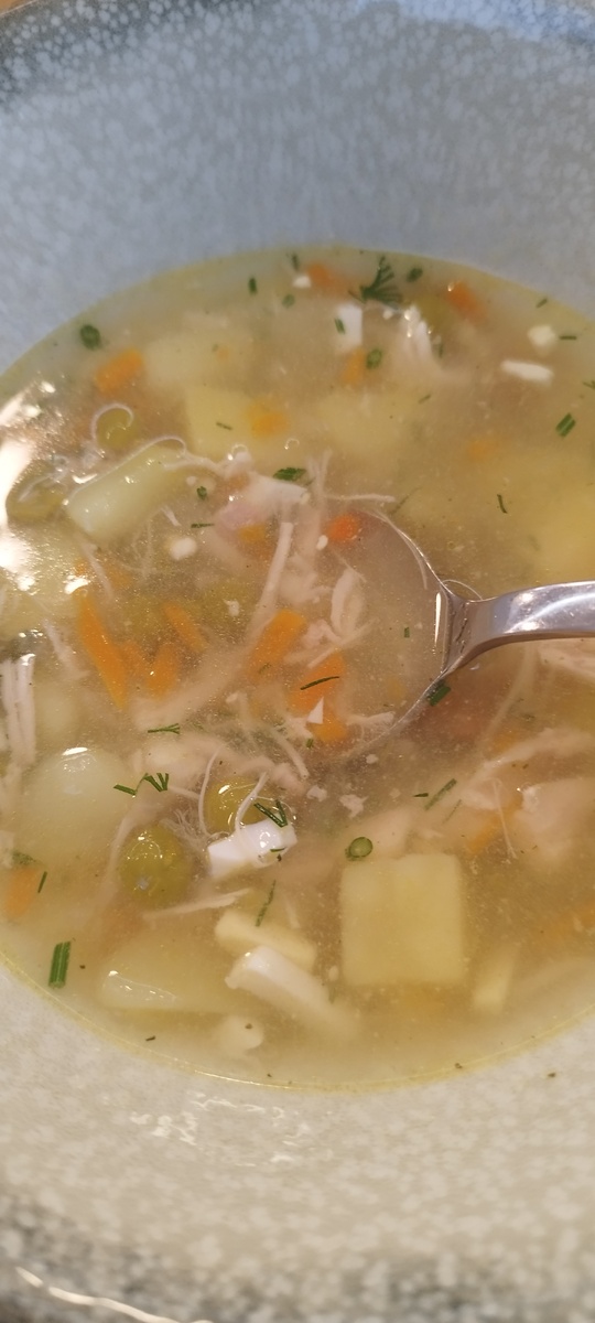 Видите горошек? Ели такие супы? Яйцо, как я понимаю, рубленное, что тоже необычно. 