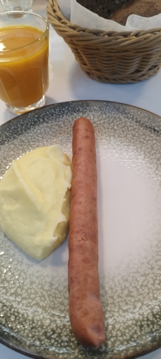 Сосисон, иначе не скажешь. Сосиска - слишком мелко для такого творения. 