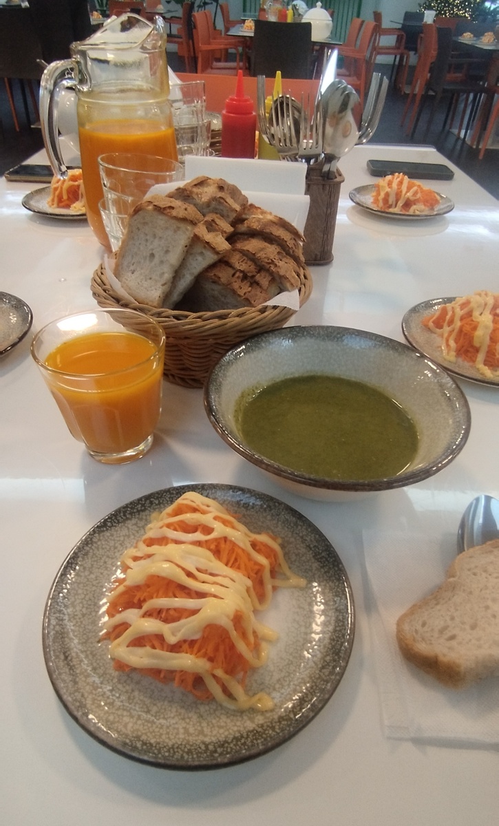 Вообще, сочетание цветов салата и супа - как раз в моем духе, почти индийское) Но не люблю я тертую морковь с чем бы то ни было. 