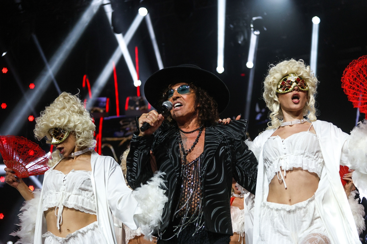 Сам был в черном, подтанцовка - в белом