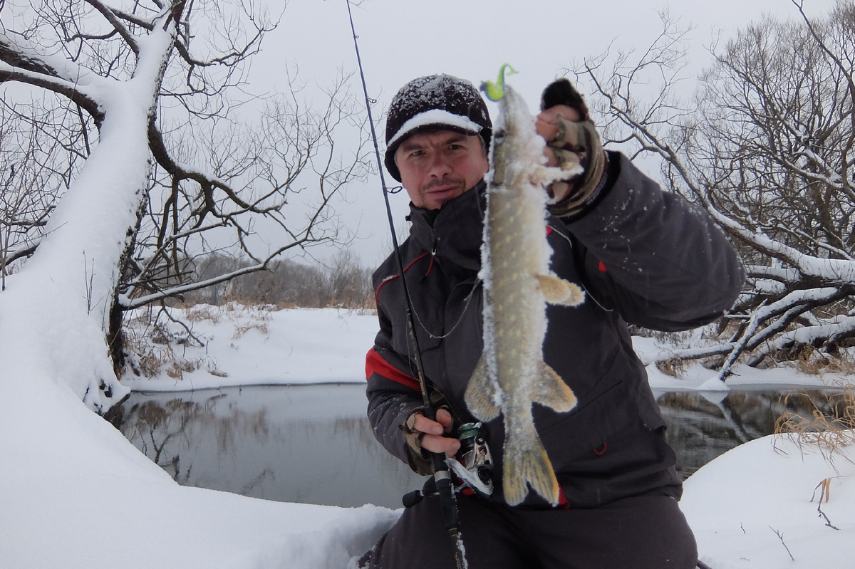 Спиннинг Maximus Zircon Jig 210 до 25 гр. и катушка BlackSide Quest-X 2000 (фото: Дмитрий Гладков)