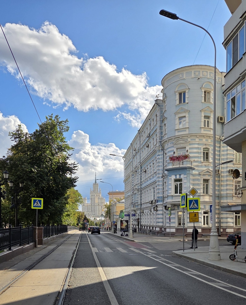 Покровский бульвар, 16/10с1 - Доходный дом 1860 года; в 1894 году здание перестроил архитектор Василий Барков